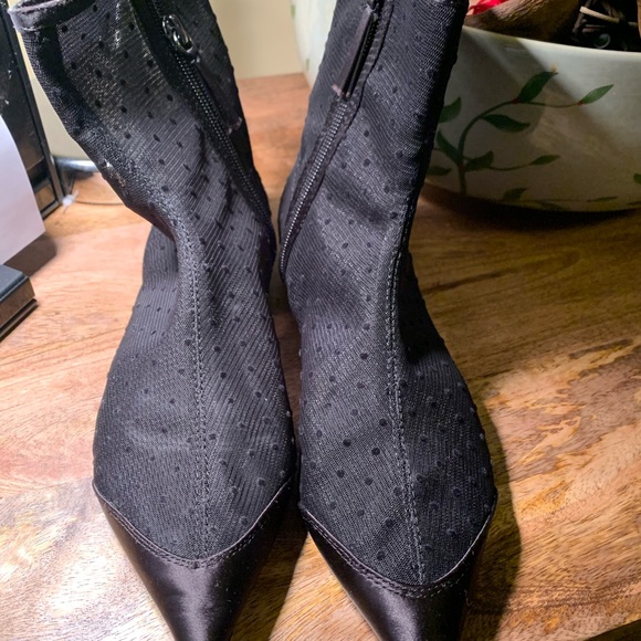 Woman’s Zara basics collection. Low heel. Gently used. Satin material on front. - Picture 4 of 6